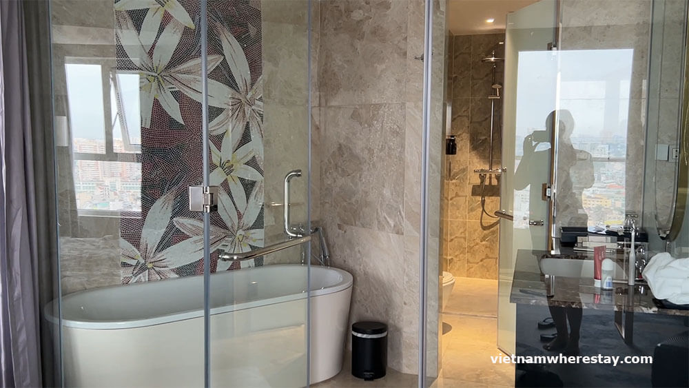 nice bathtub area in my room