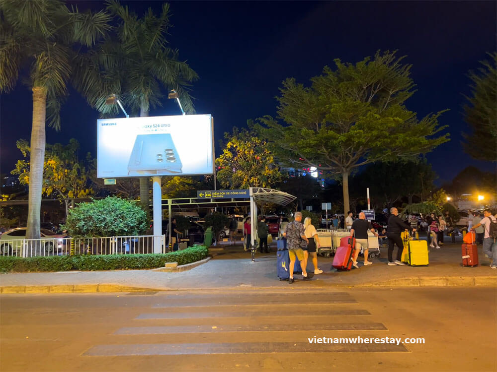 Waiting area for grab