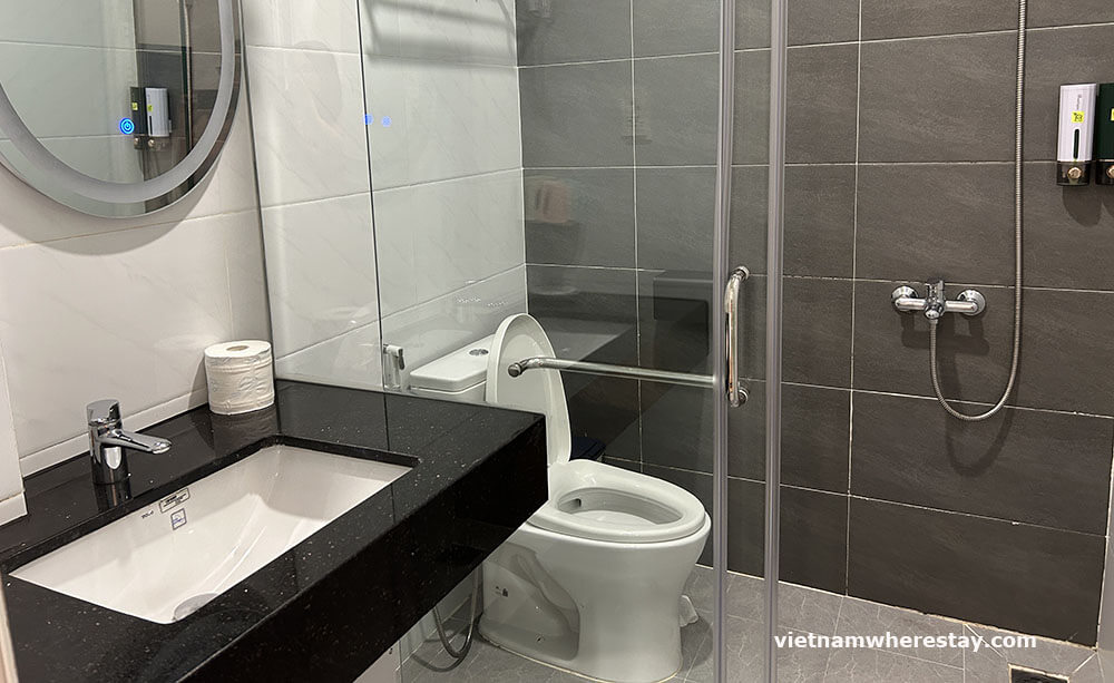 Bathroom in room 104 Feliz Hotel