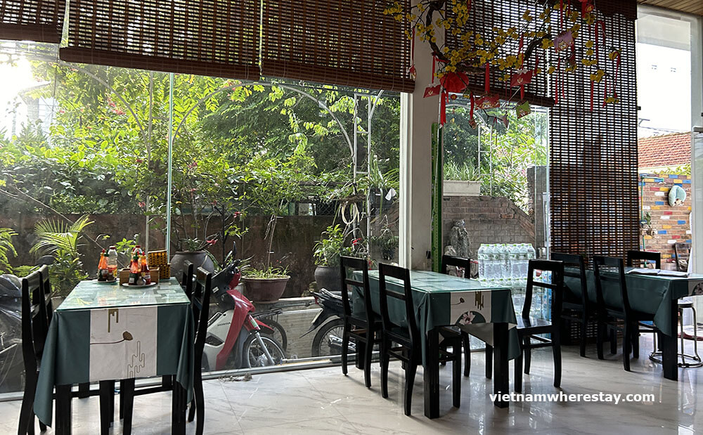 dining area at Four Seasons hotel