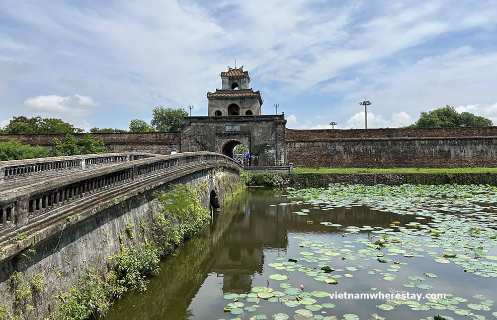 Gate to the Imperial Palace