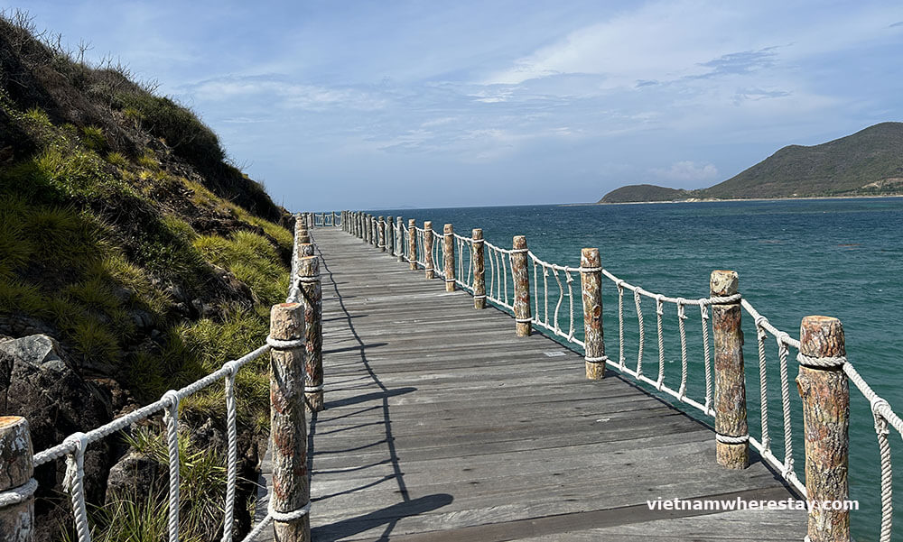 sea road Hon tre island