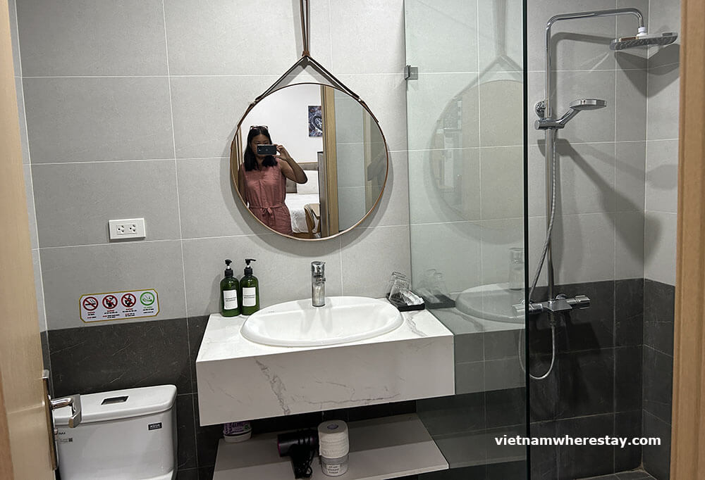 Moonlight Tay Ho Bathroom