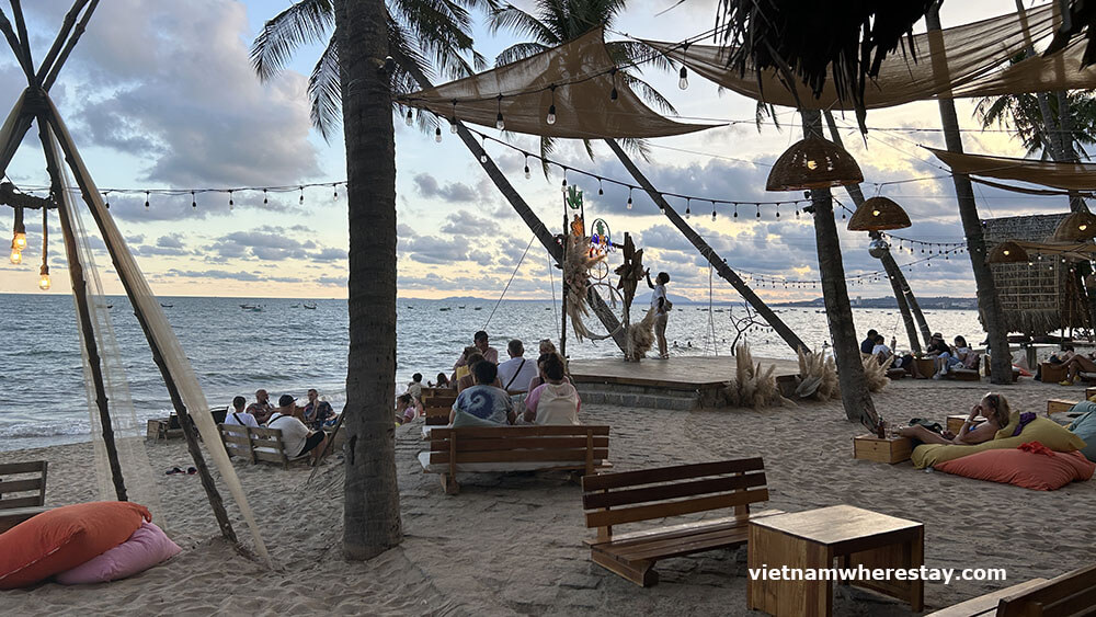 Pineapple cafe beach view