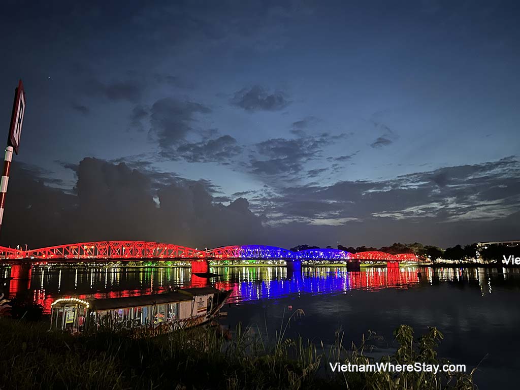 Truong Tien Bridge at night