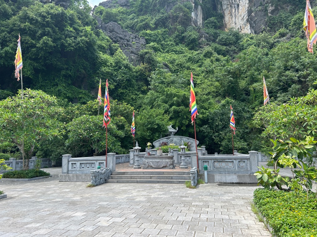 emperor Le Dai Hanh Tomb