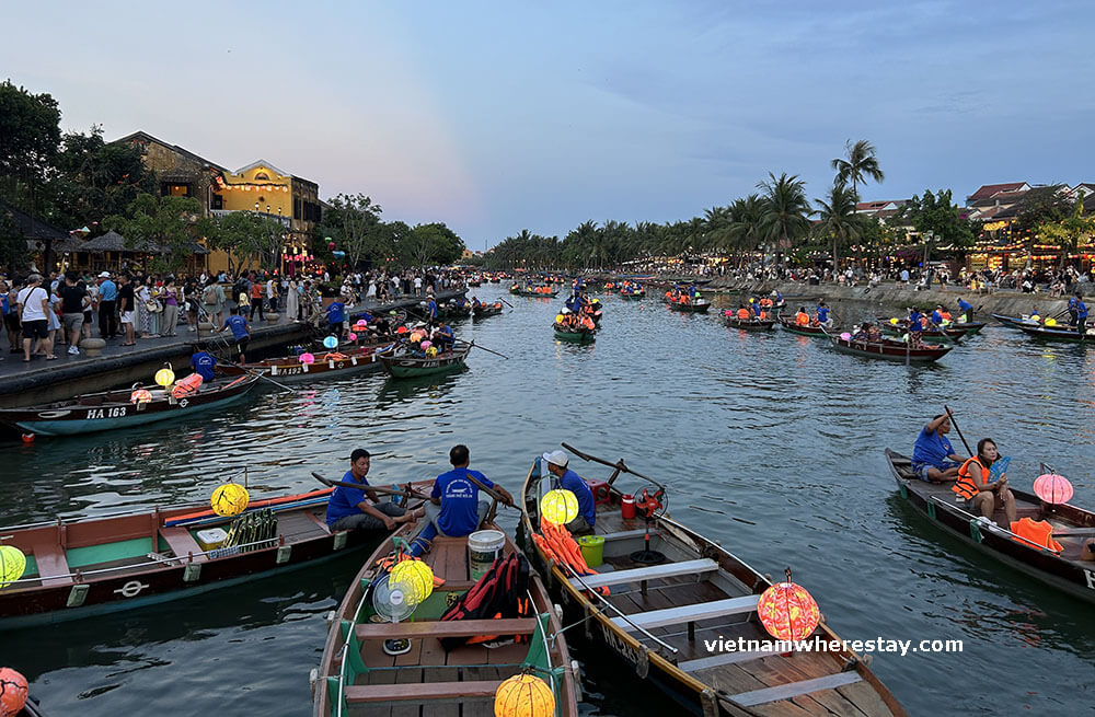 Latern boat ride on Hoai River