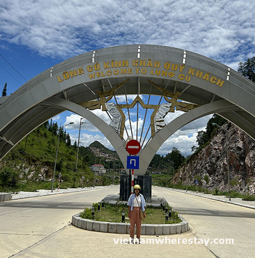 Me at welcome sign Lung Cu