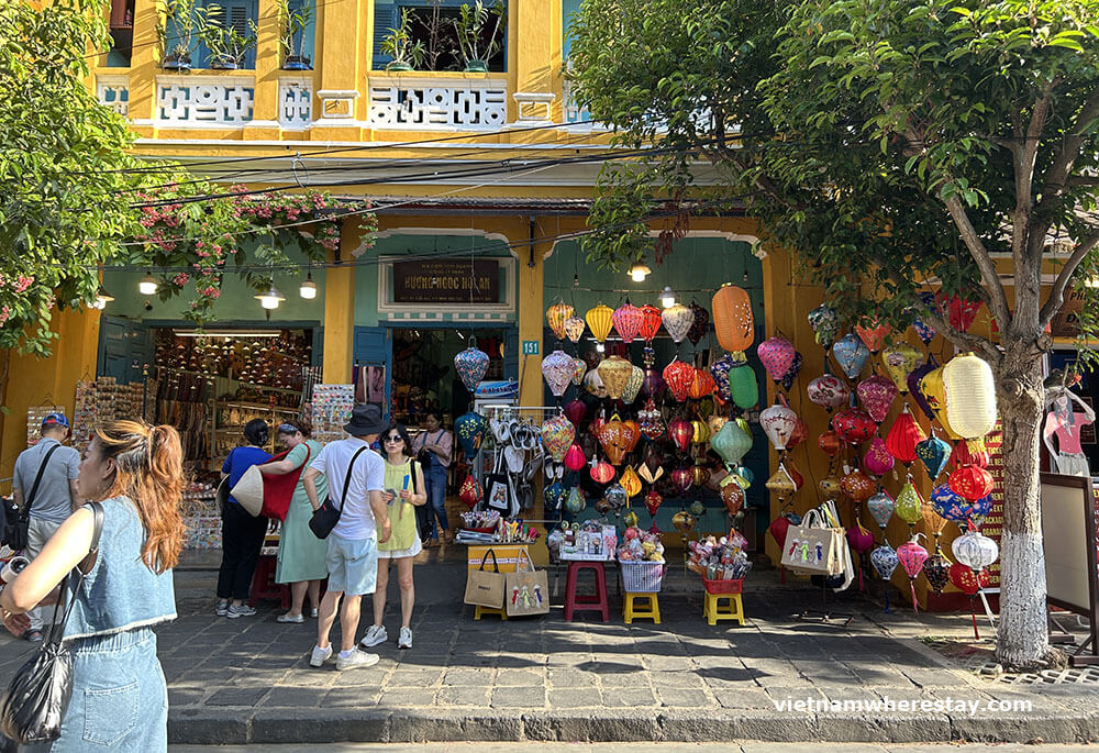 A gift shop in old town