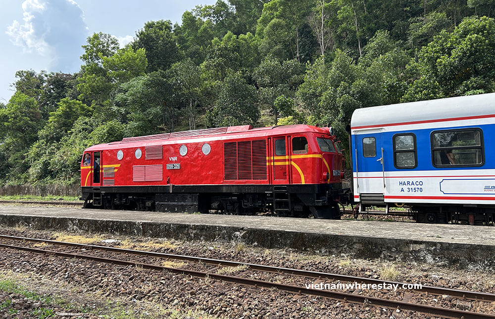 Train stops in Lang Co station
