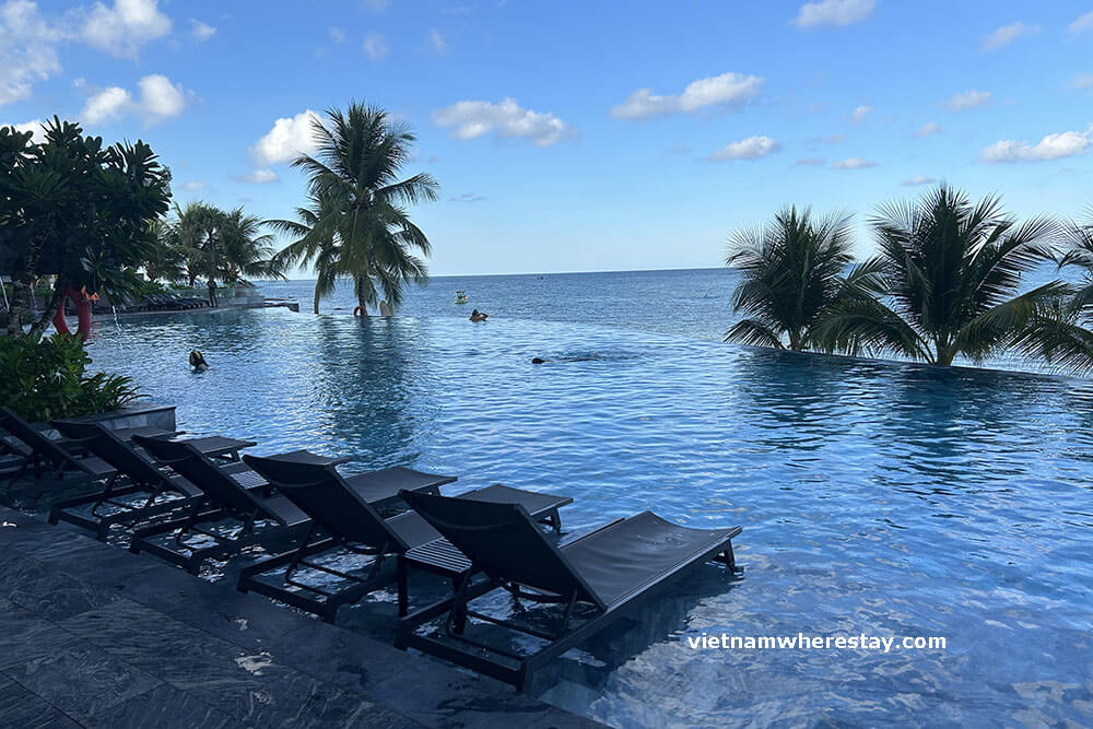 Infinity pool in Seashells Hotel