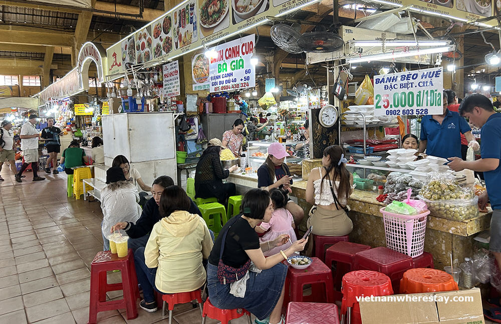 Food area in Ben Thanh market