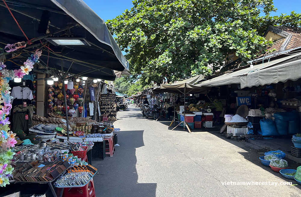 Hoi An Market outside vendors
