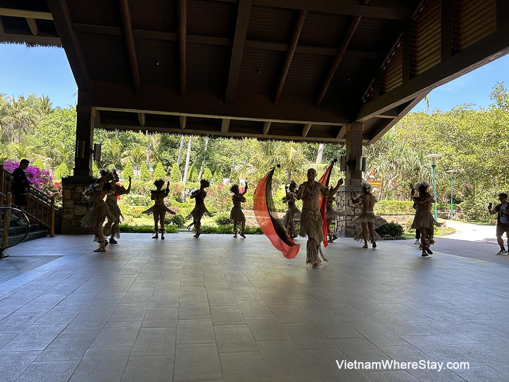 Show at Hon Thom island