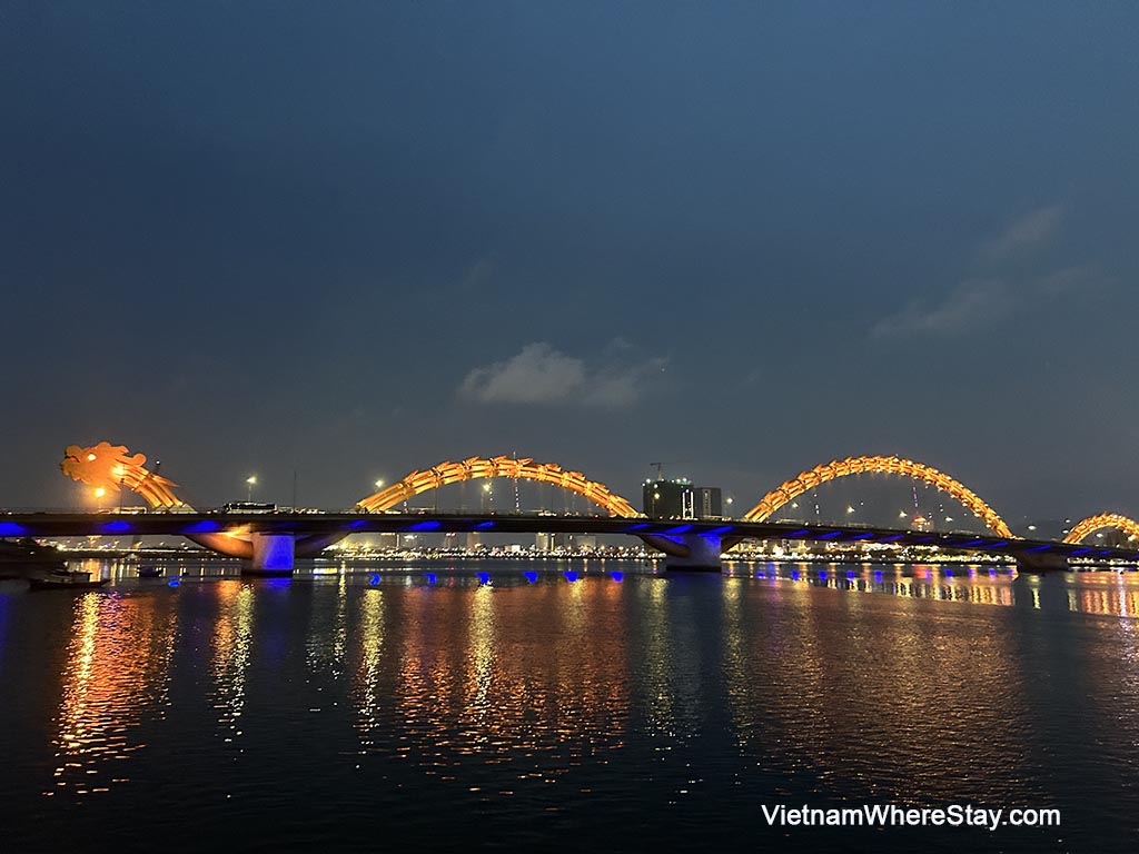 Dragon Bridge at night