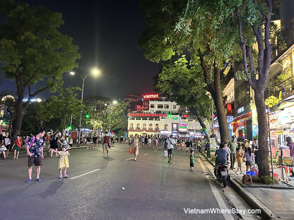 Hoan Kiem Lake at night