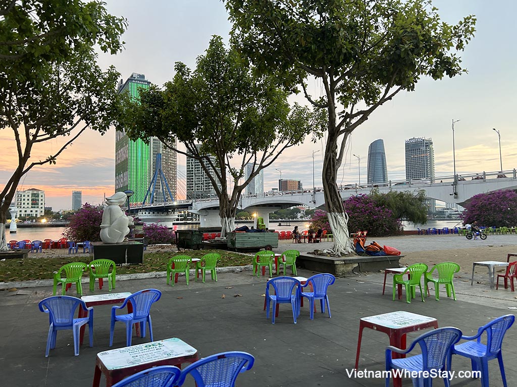 Tran Hung dao street riverside