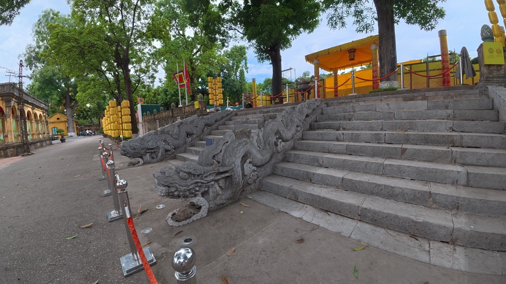 Dragon statue at Kinh Thien Palace