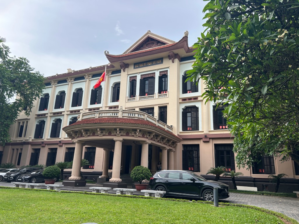 How to visit the Vietnam national fine Arts Museum in Hanoi