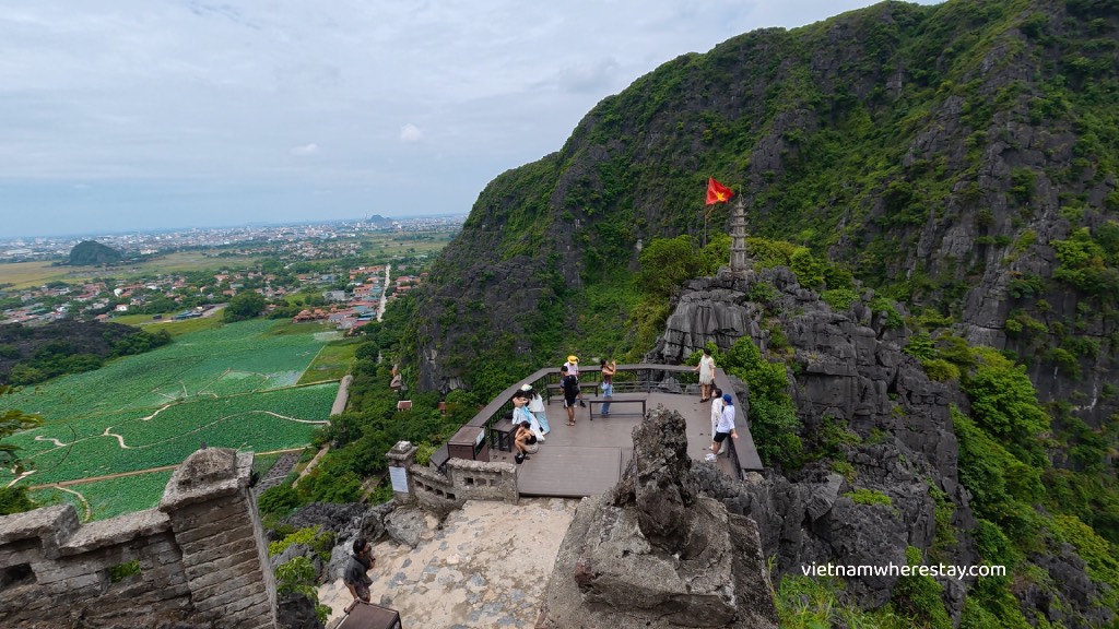 1st viewpoint of Mua Cave on the dragon side