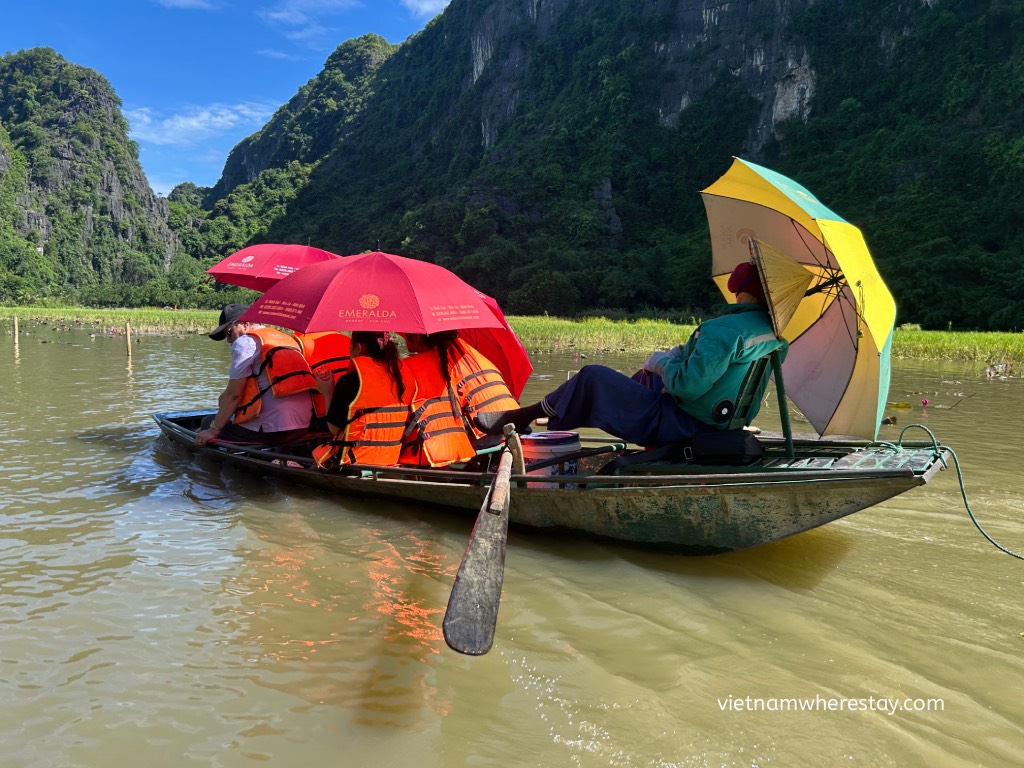 Boatman row the boat with the feet in Tam Coc
