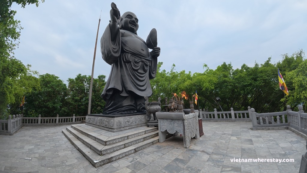 Di Lac Statue