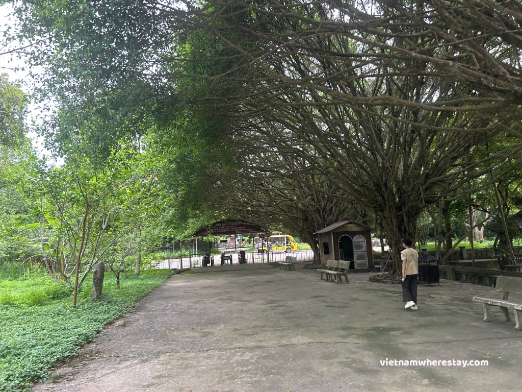 Eclectric car stop at Pearl Well Bai Dinh Ancient temple
