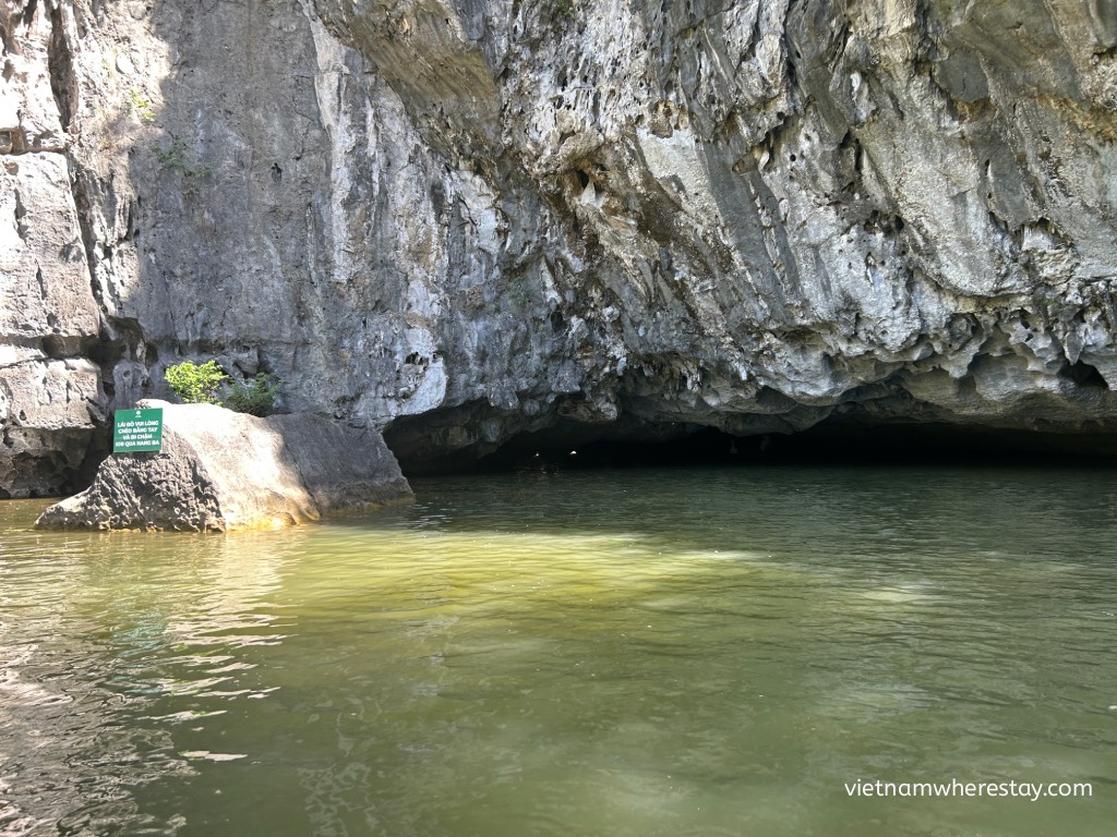 Entrance to Ba Cave