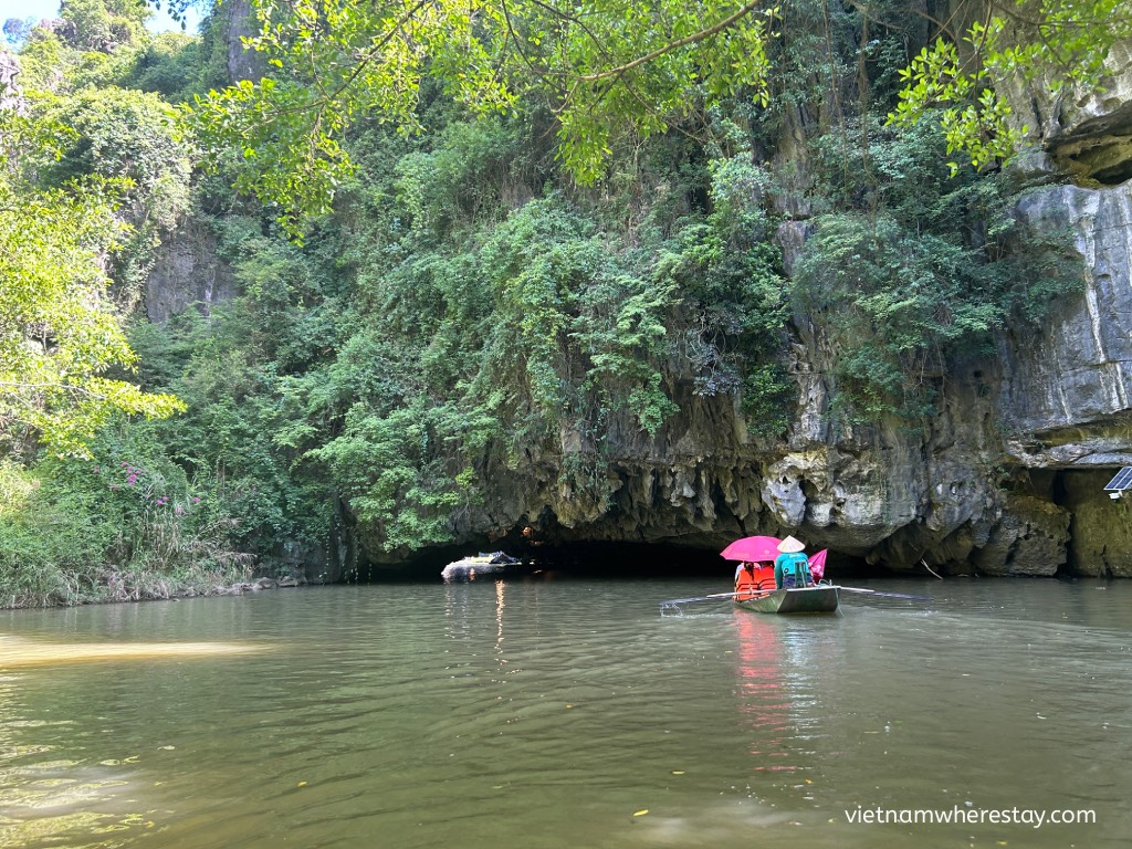 Entrance to Hai Cave