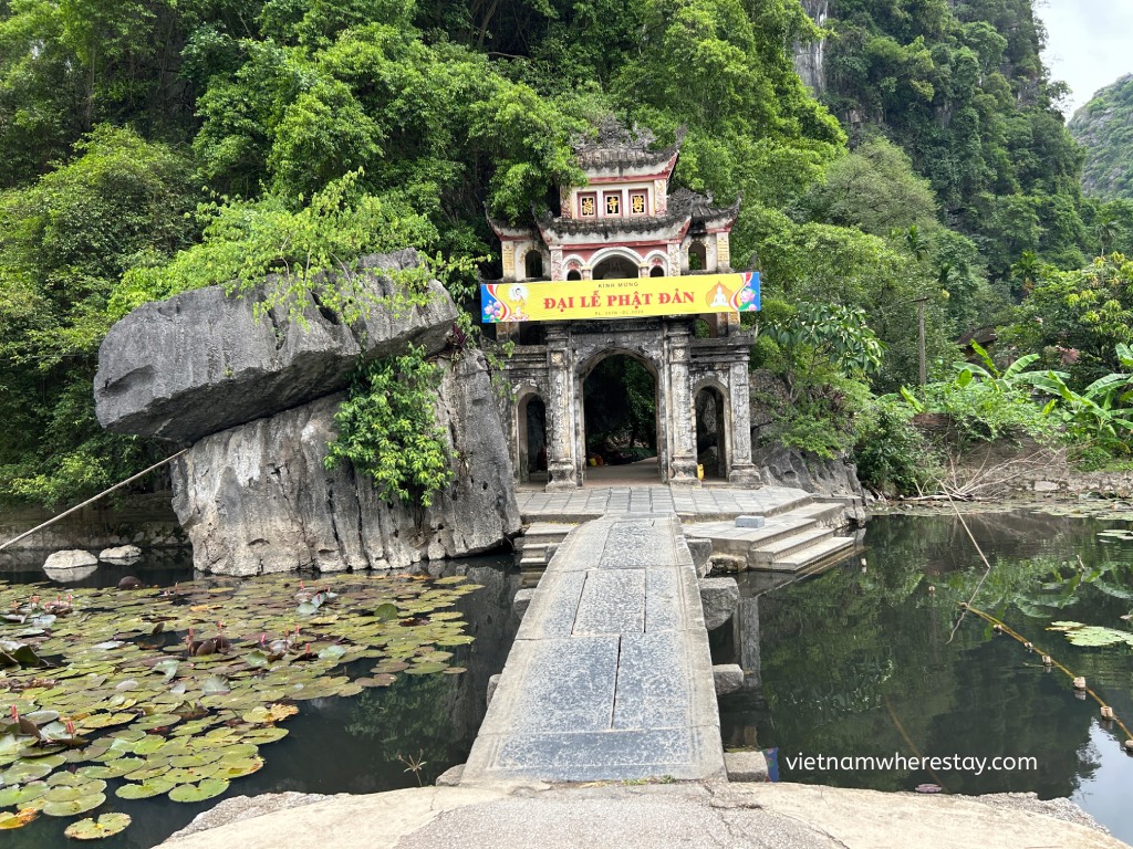 Bich Dong pagoda's gate