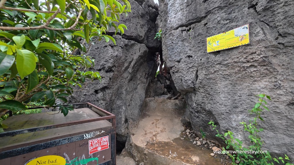Leftside to Dragon Head Mua Cave