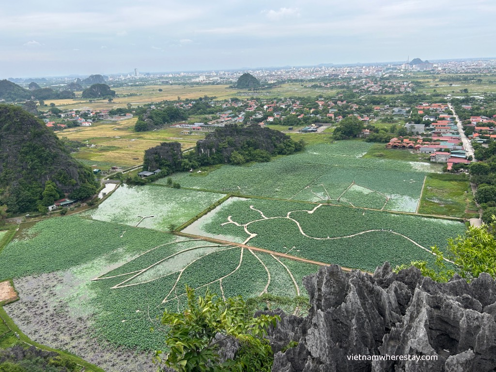 the views of Lotus Lake from the Small Temple Viewpoint on Mua Cave