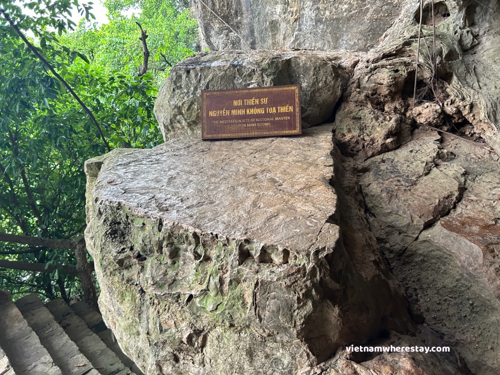 Meditation stone Where mon Nguyen Minh Khong practice meditation