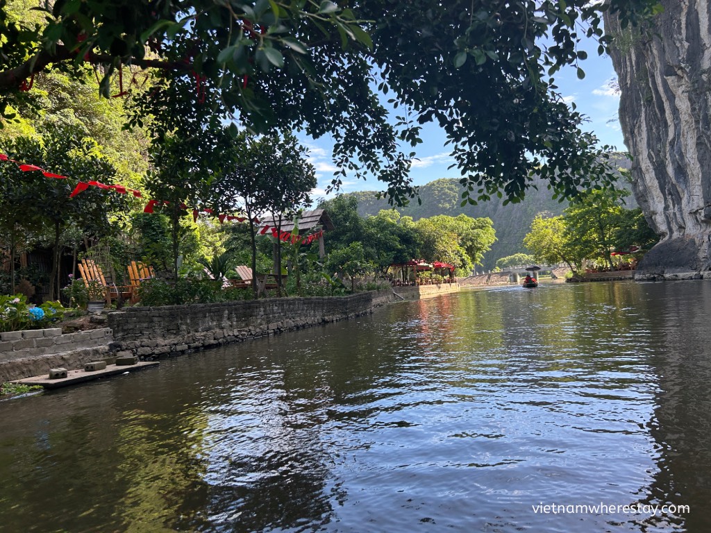 Riverside cafes in Tam Coc