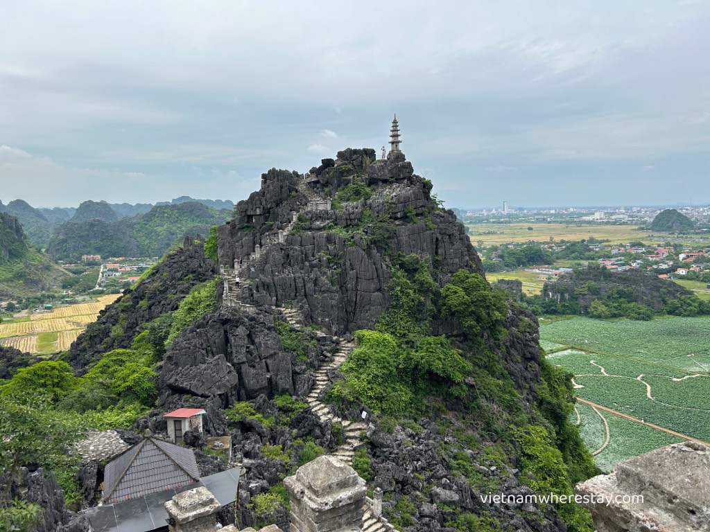 Small temple Viewpoint Mua Cave