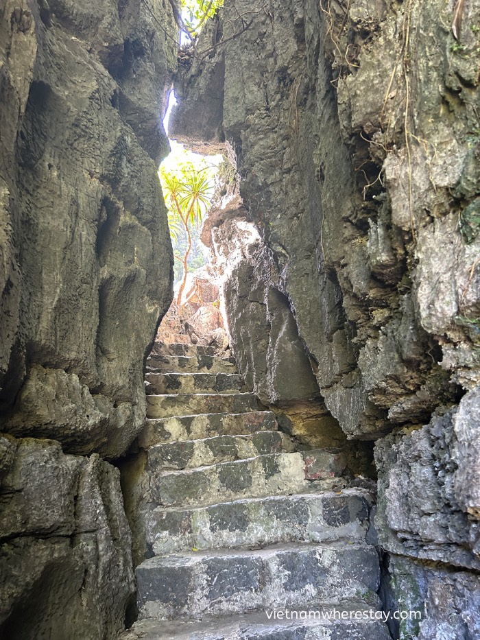 Stairs to Khe Gioi