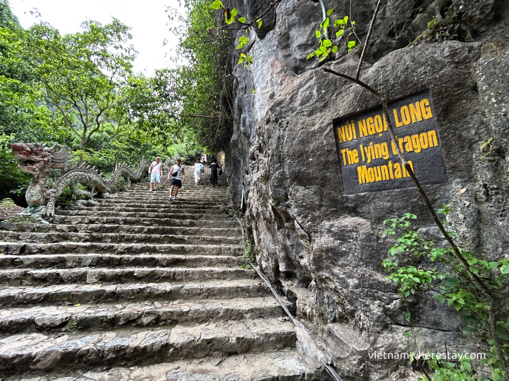 the beginning of the 500 stone steps at Mua Cave