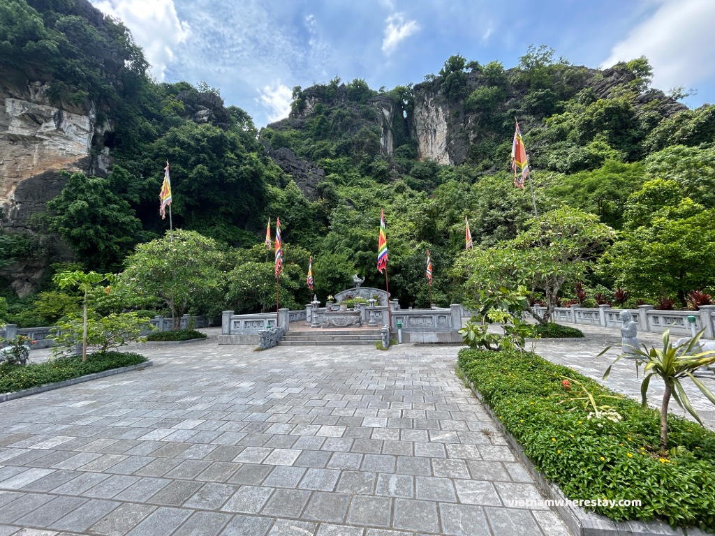 Tomb of King Le Dai Hanh